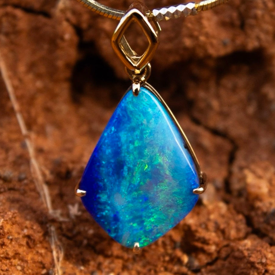 Beautiful Flow 18K Gold Pendant