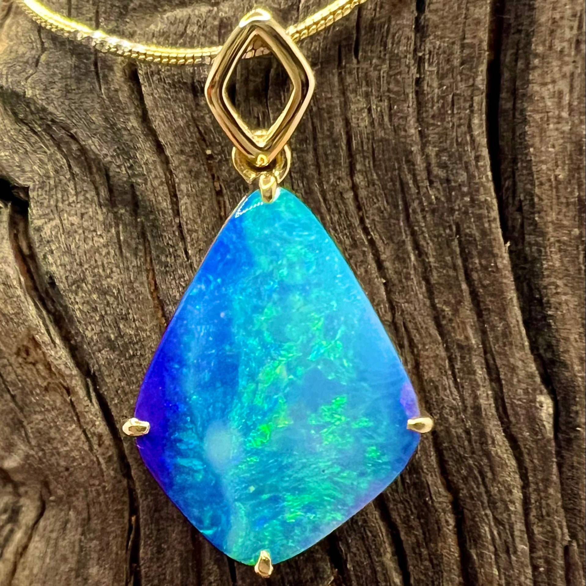 Beautiful Flow 18K Gold Pendant