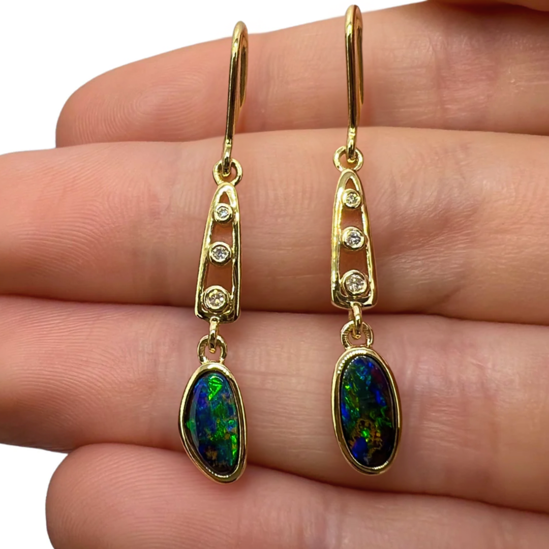 Elegance Incarnate 18K Gold Earring