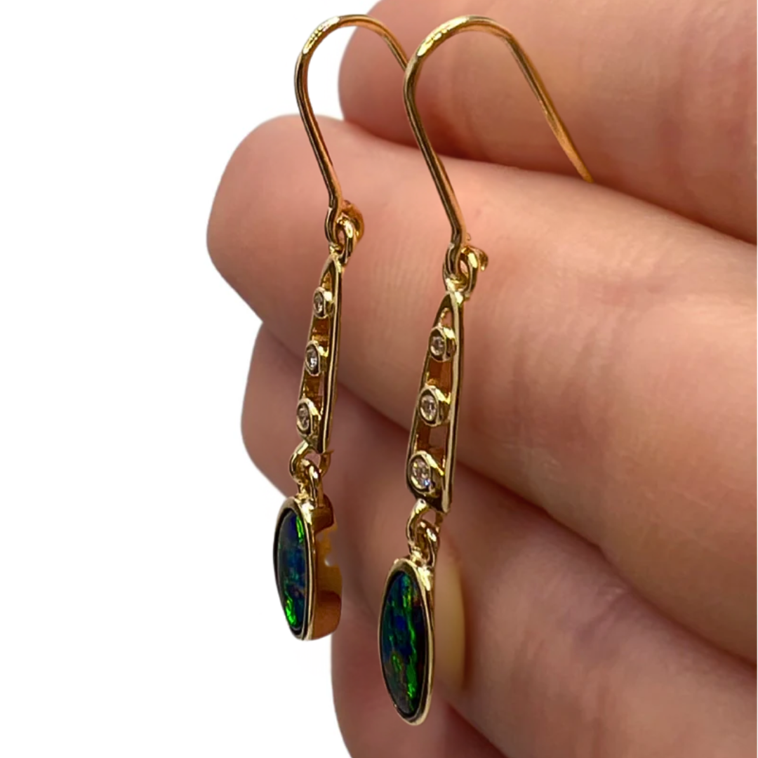 Elegance Incarnate 18K Gold Earring