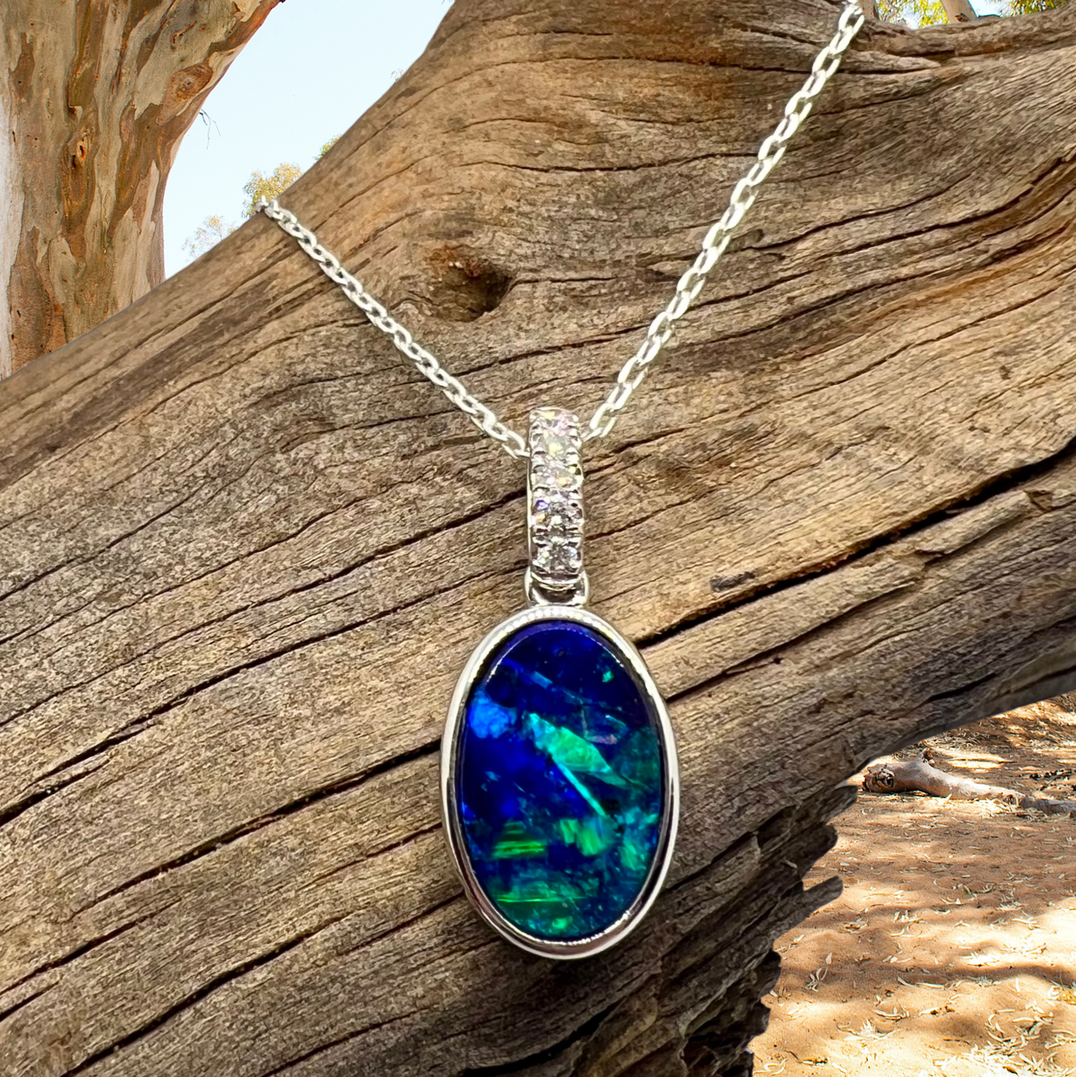 Her Majesty 18K White Gold Pendant